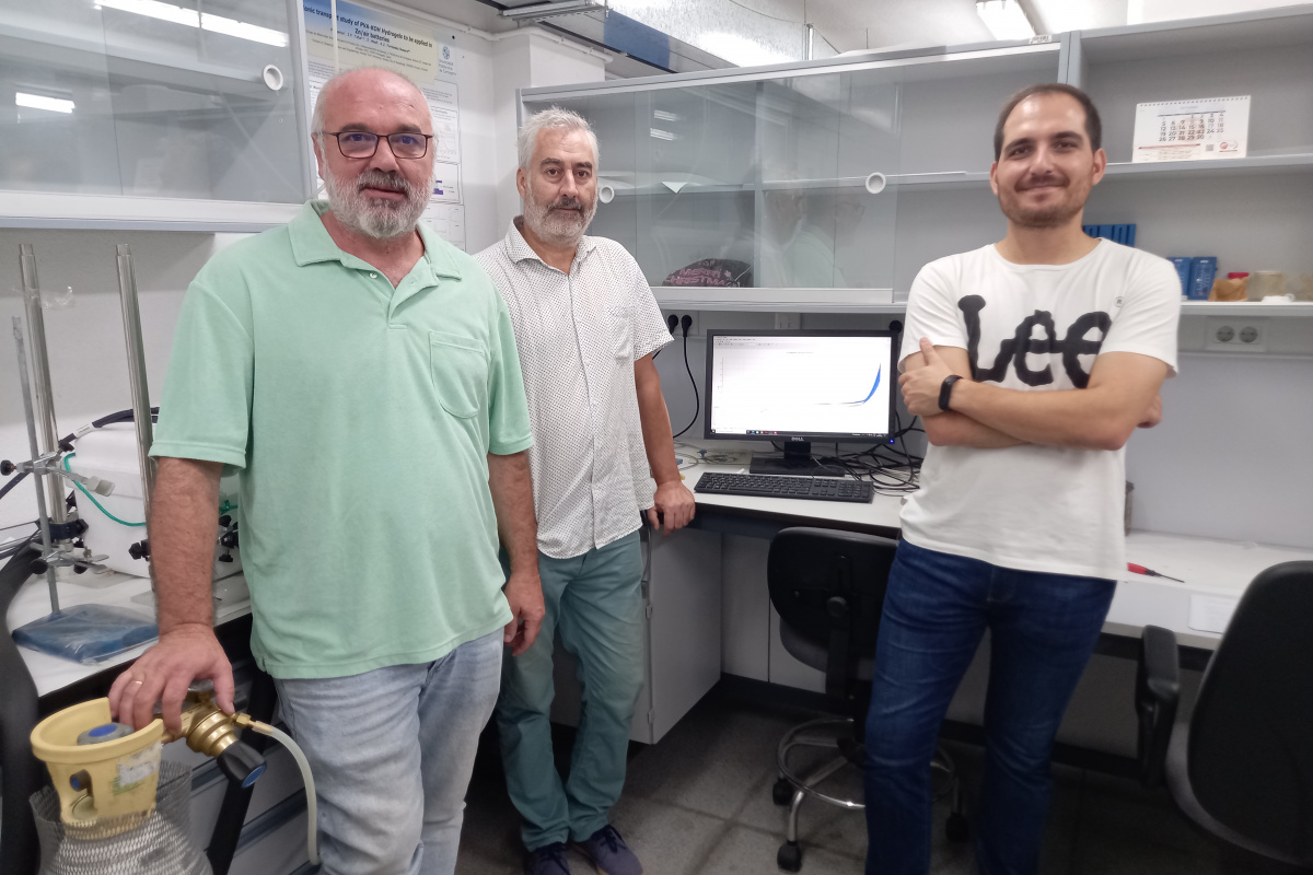 Antonio Jesús Fernández, Florencio Santos y Sebastián Lorca, del grupo de investigación en Materiales avanzados para la producción y almacenamiento de energía.