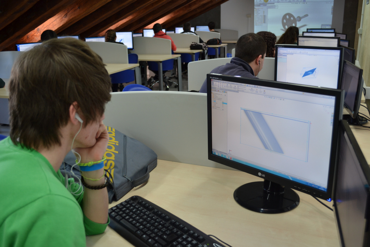 Estudiantes manejando programas de diseño en un aula de la Escuela de Industriales.