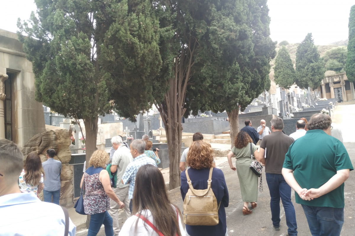 Asistentes a la visita técnica al cementerio de Los Remedios.
