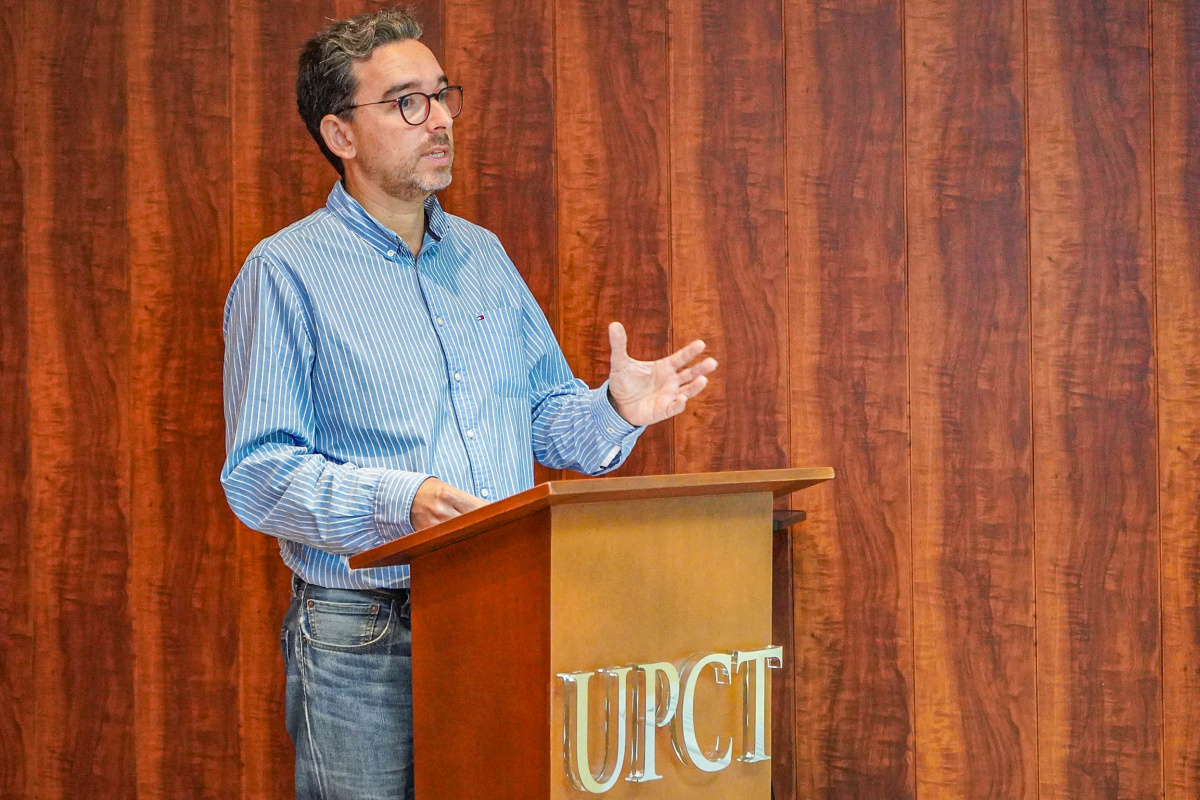 Juan García Bermejo explicando las propuestas de su equipo de dirección.