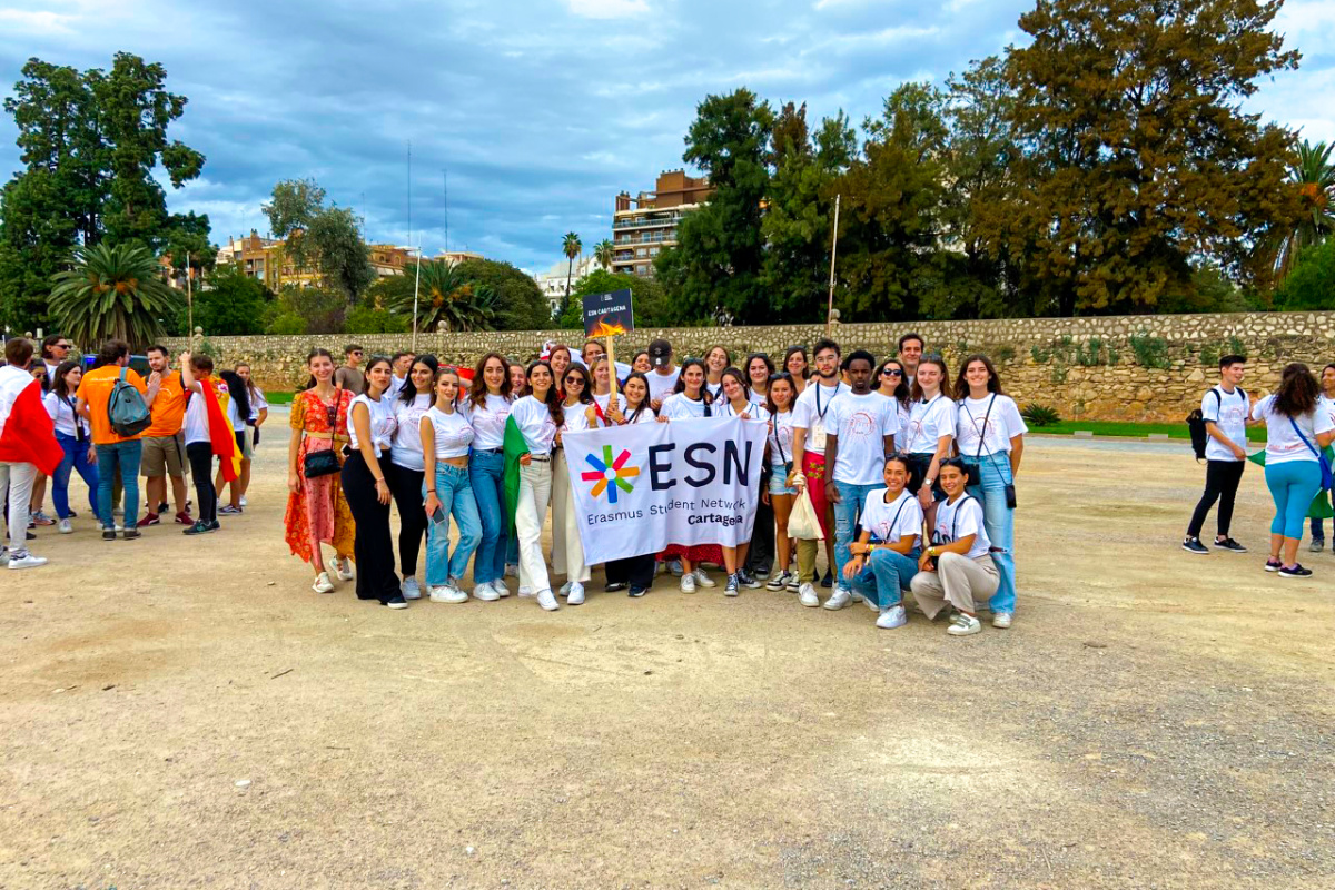 Estudiantes de ESN Cartagena posando con una bandera de la asociación