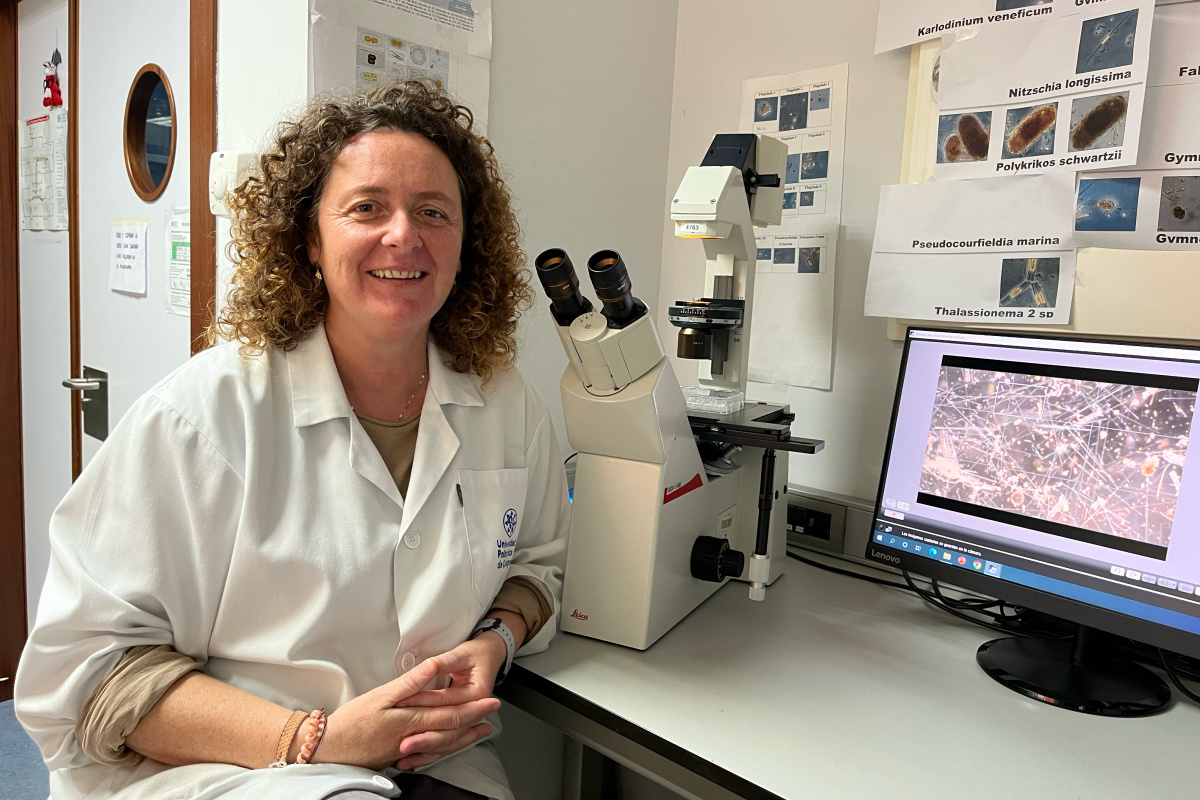 Nuria Alcaraz, identificando algas tóxicas en un laboratorio de la UPCT.