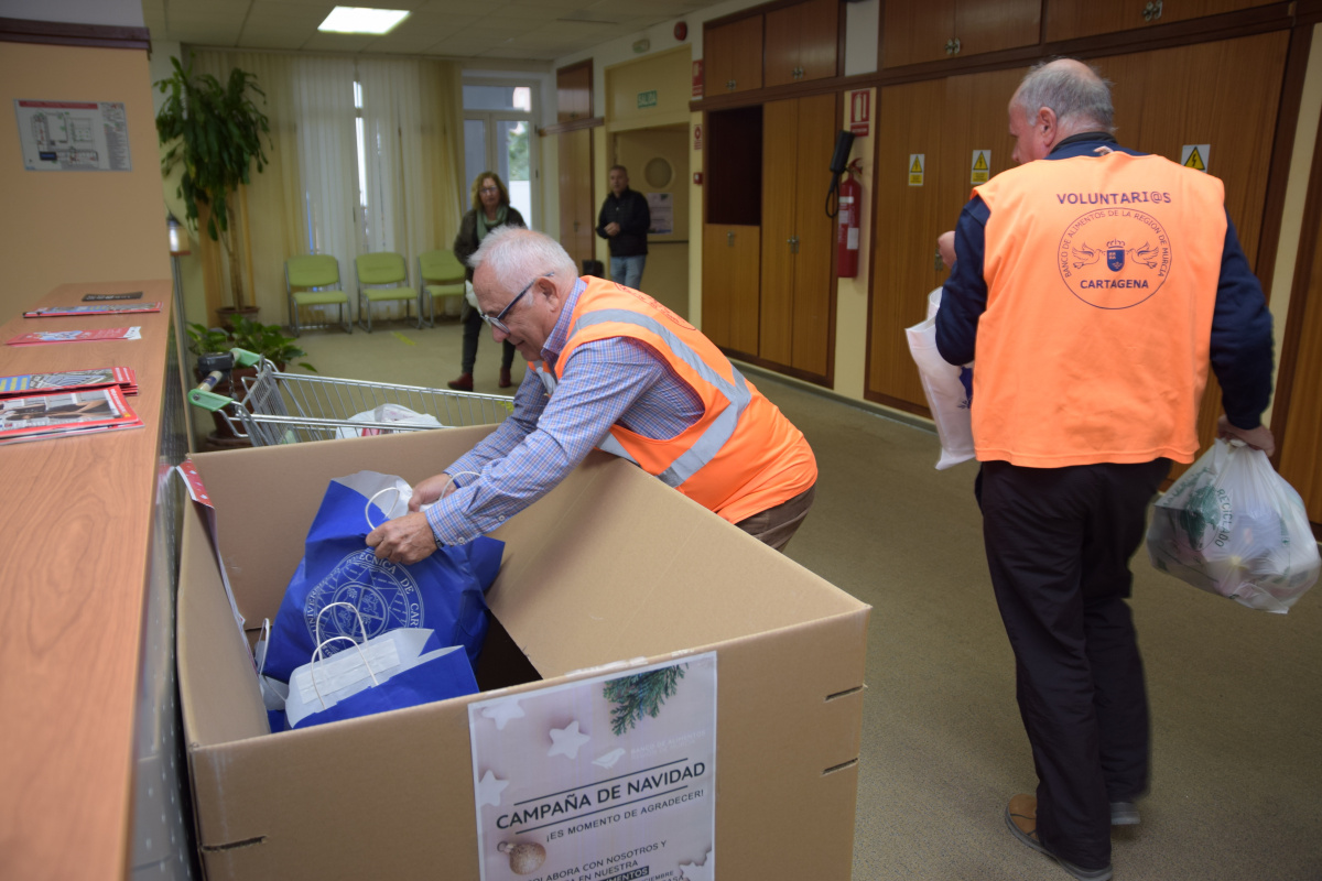 Voluntarios recogiendo los alimentos donados.