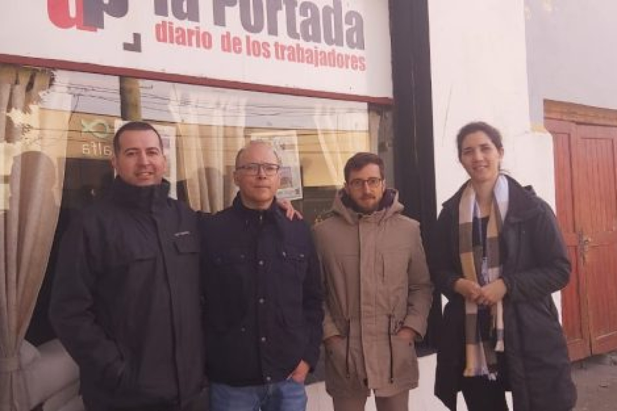Los edutubers en la sede del periódico de La Patagonia.