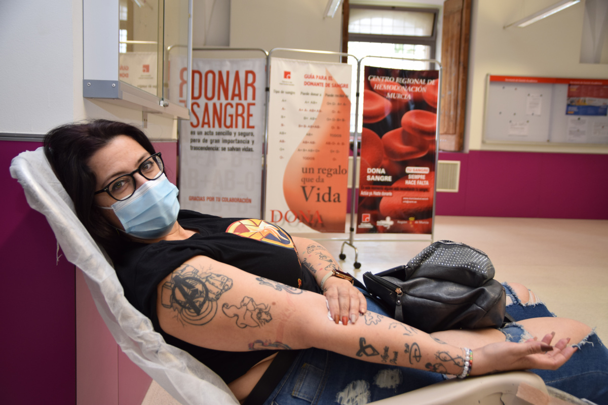 Ana María Munuera, trabajadora del control de accesos al CIM, feliz tras donar sangre para salvar vidas.