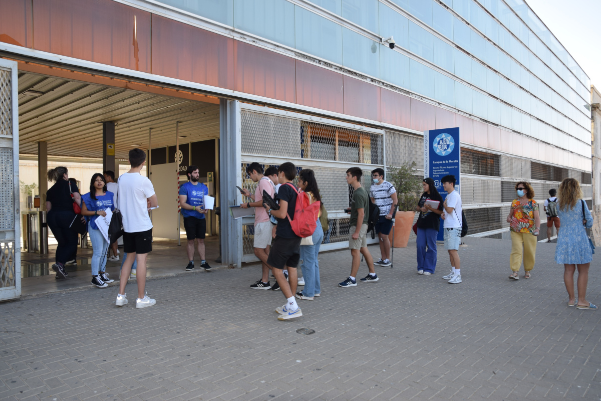 Imagen de archivo de los estudiantes en el campus Muralla del Mar durante las pruebas de EBAU 2022.