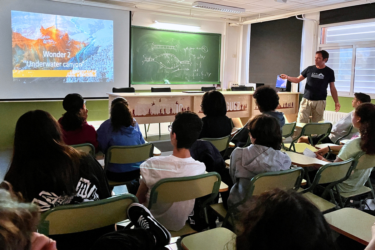 Imagen de una de las charlas impartidas por el profesor López Castejón en un centro de Secundaria.