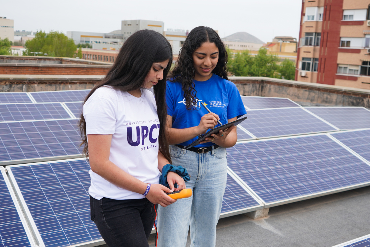 Dos estudiantes de la UPCT en una instalación fotovoltaica.