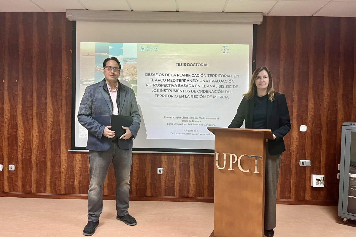 La nueva doctora por la UPCT junto al director de su tesis.