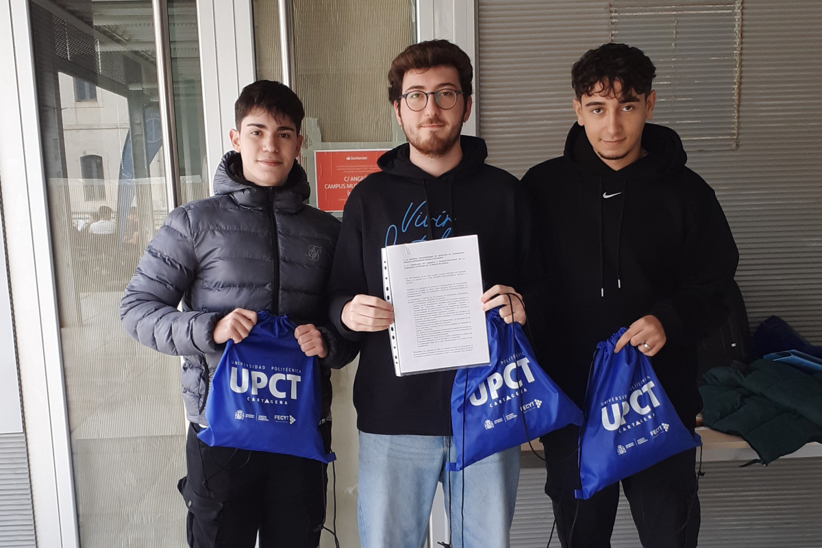 Estudiantes de la UPCT mostrando el escrito con el que han recogido las firmas para reclamar la mejora del autobús entre Murcia y Cartagena.