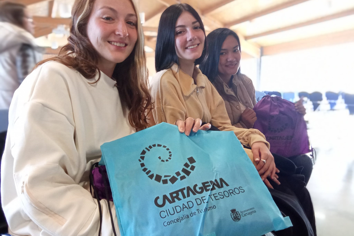 Dos de las estudiantes del Programa Golondrina, procedentes de Argentina, que participaron en el Welcome Day de la UPCT.