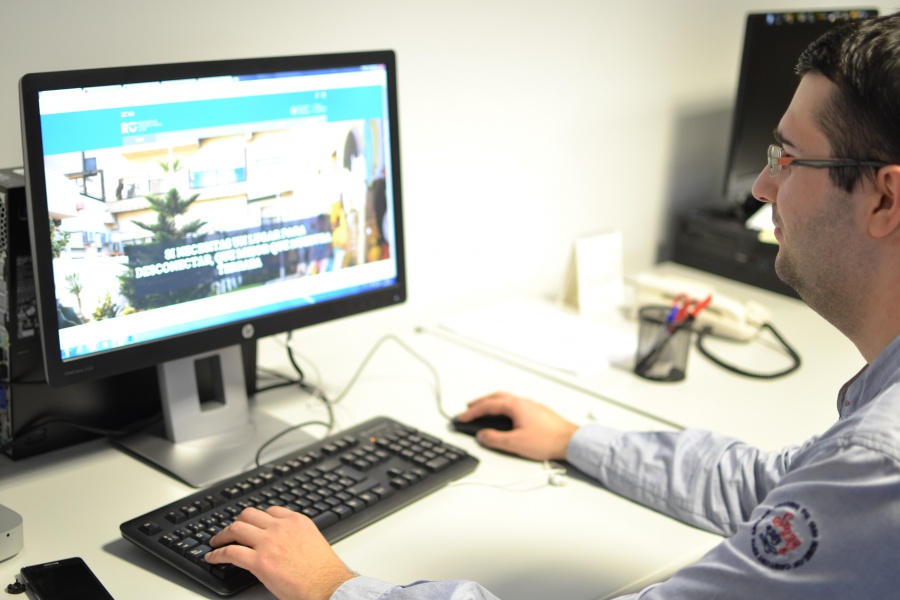 Alejandro Sevilla revisando la web de las residencias universitarias.
