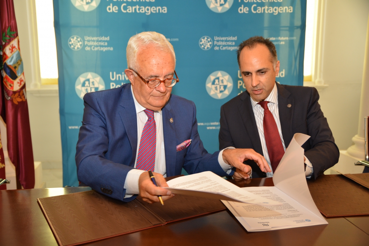 El director de Navantia, José Manuel Sanjurjo, junto al rector Díaz, durante la firma de la Cátedra.