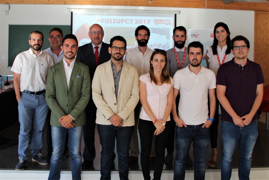 Los ganadores y finalistas junto a los organizadores.