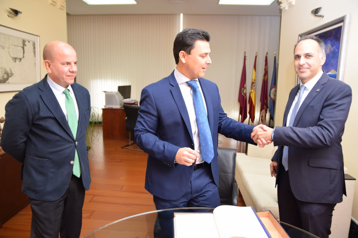 Manuel Alcaraz, José Miguel Luengo y Alejandro Díaz, en el Rectorado de la UPCT.