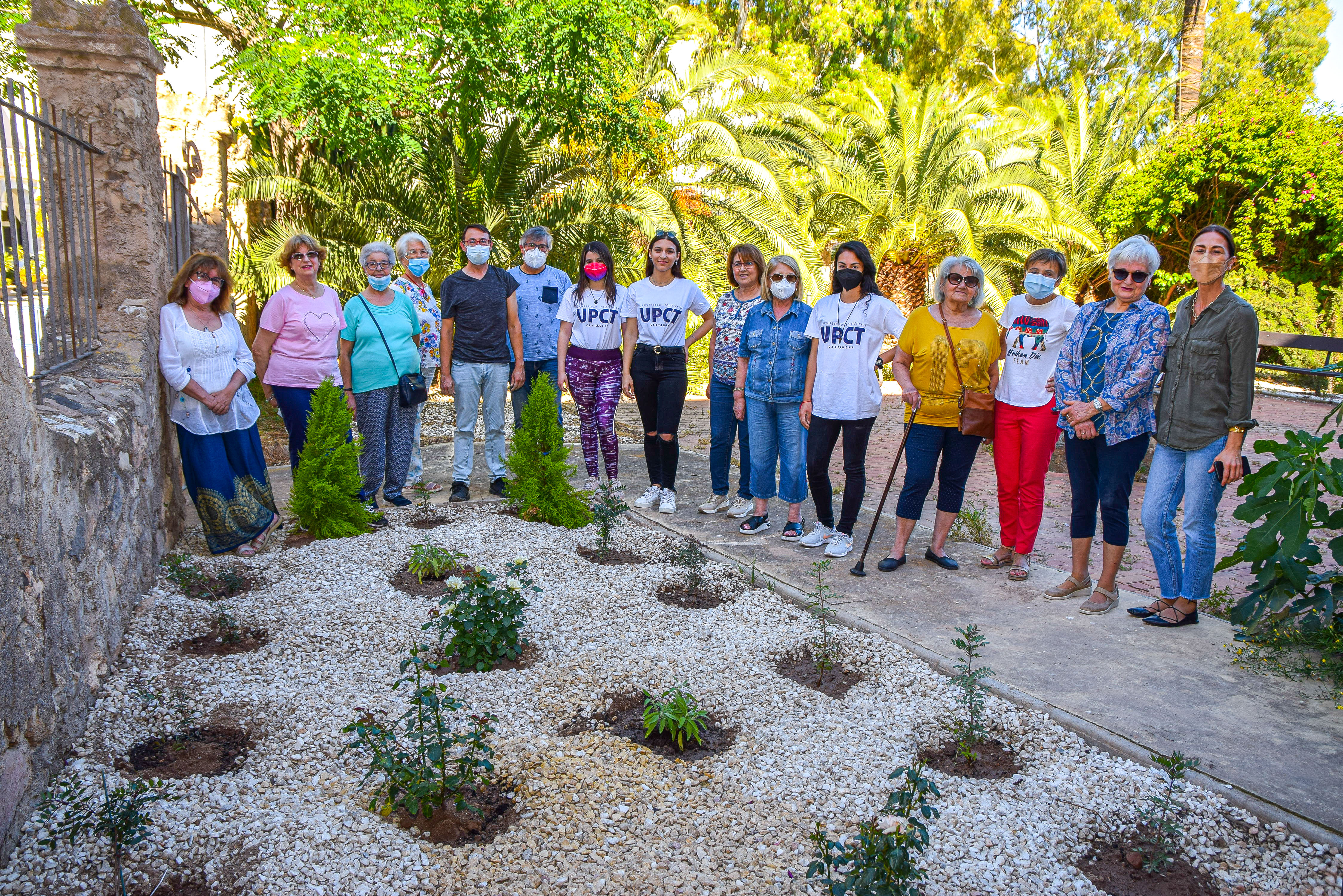 foto: Fase de Plantación en Jardín de La Milagrosa Proyecto Intergeneracional MA+JO