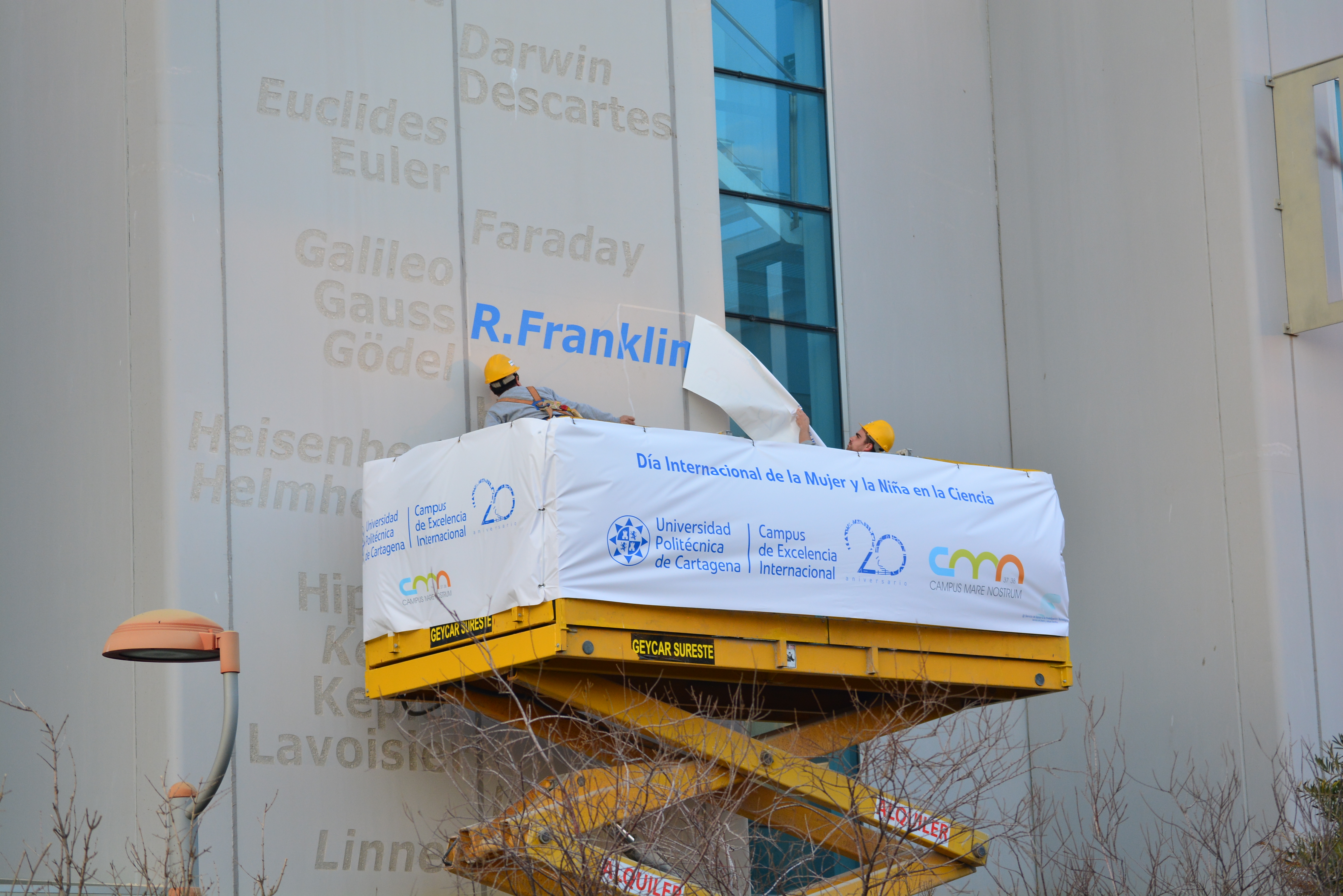 foto: Nueva inscripción en la fachada del edificio I+D+I, Rosalind Franklin es la seleccionada este año