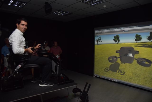foto: Alumno de la UPCT simula en realidad virtual vuelos en cuadricóptero sobre el campo de golf de La Manga