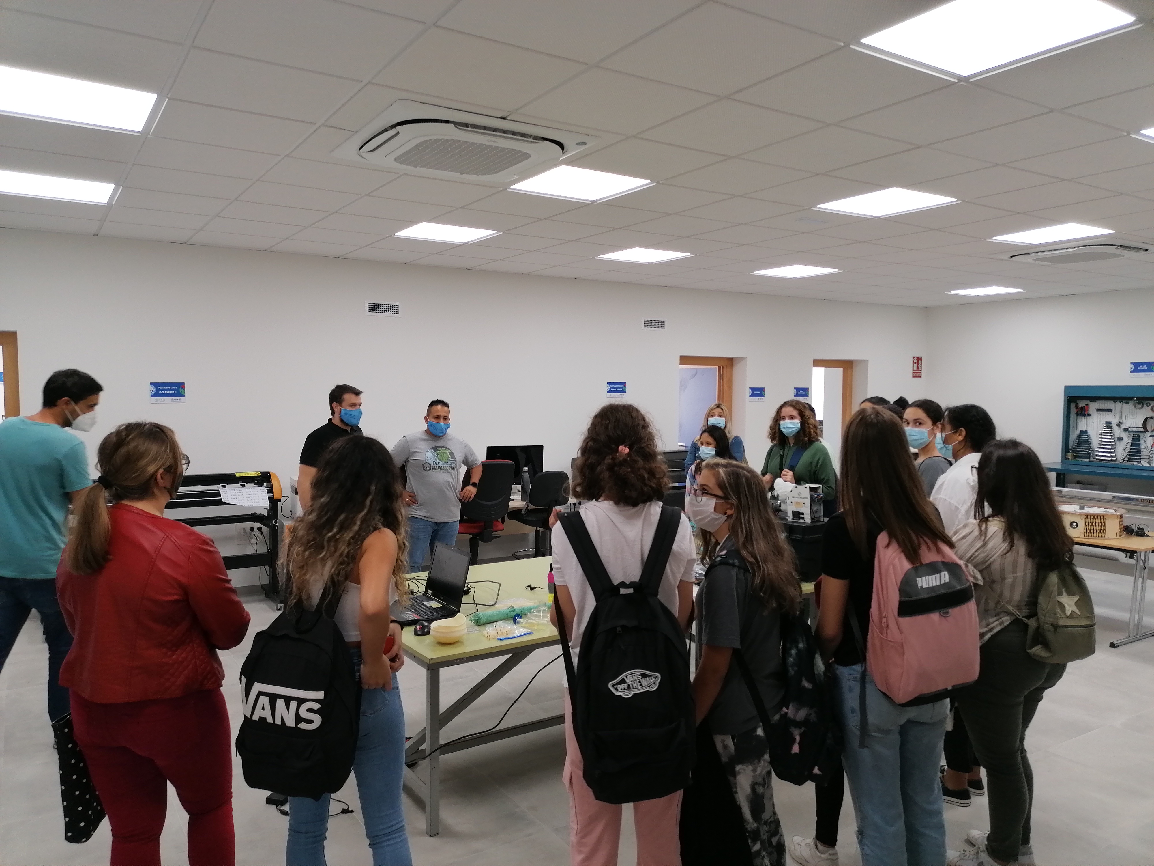 foto: El programa MENTORING DE EXCELENCIA para el desarrollo del STEM femenino, visita el FABLAB, dentro de la acción estratégica MUJER E INGENIERÍA