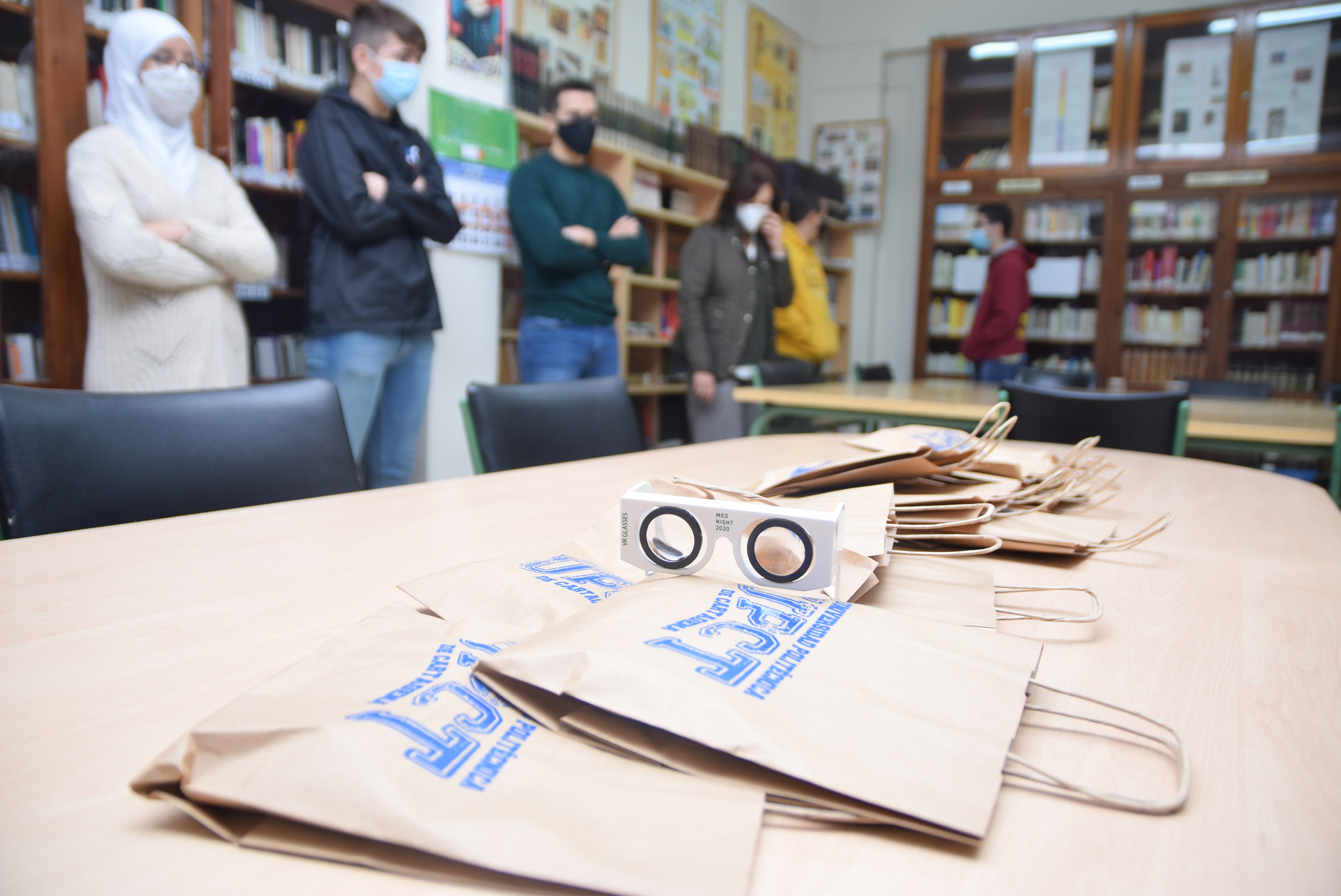 Reparto en institutos de gafas de visión 360 y 3D para divulgar y concienciar con la app de la UPCT