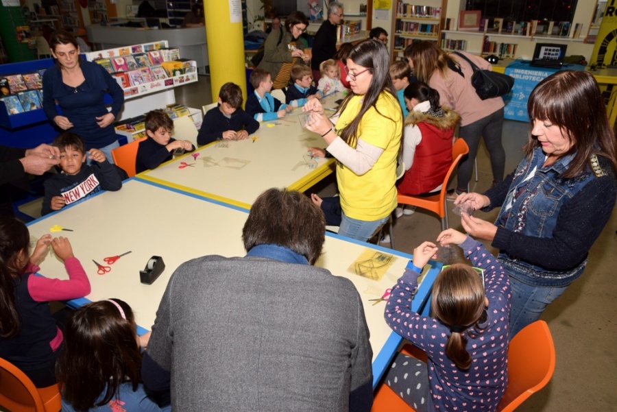 foto: El programa cartagena piensa, con los talleres en bibliotecas de la UPCT, ha divulgado ciencia y tecnología a 2.000 menores este año