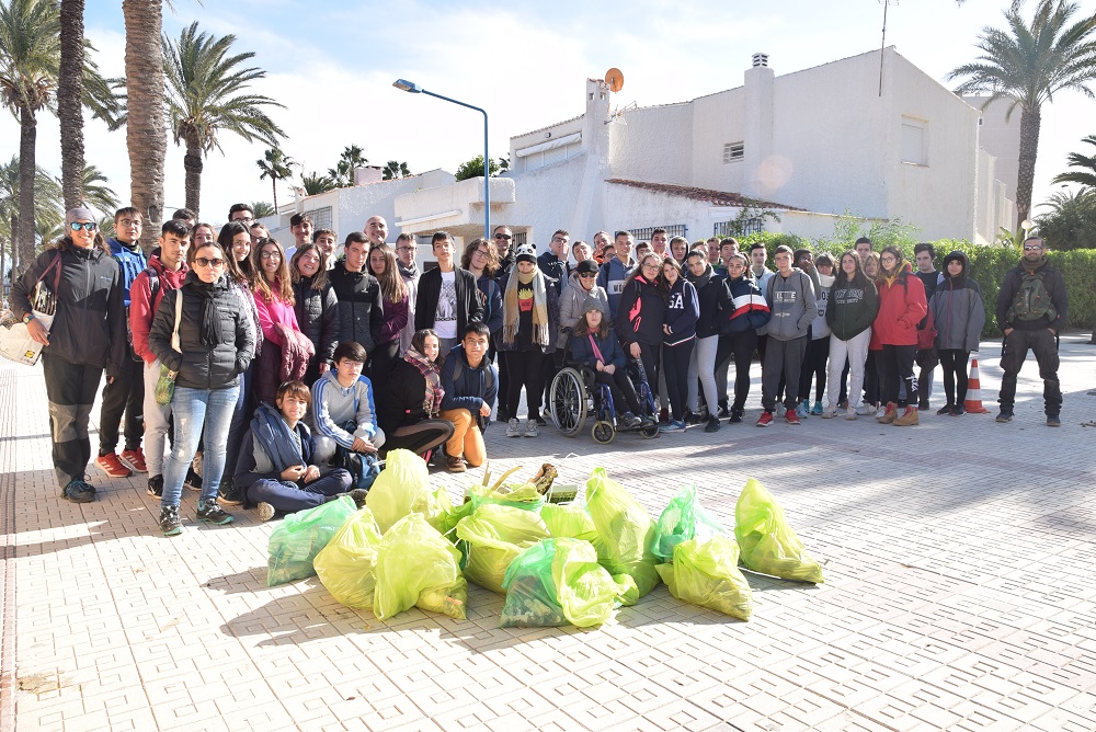 foto: Estudiantes de Bachillerato limpian basura marina en el Mar Menor