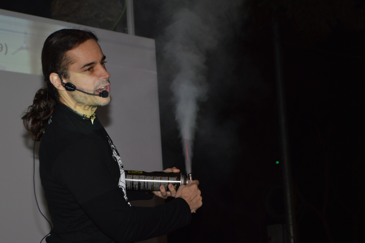 foto: La UPCT lleva el taller La magia de la luz al local social de Santa Lucía
