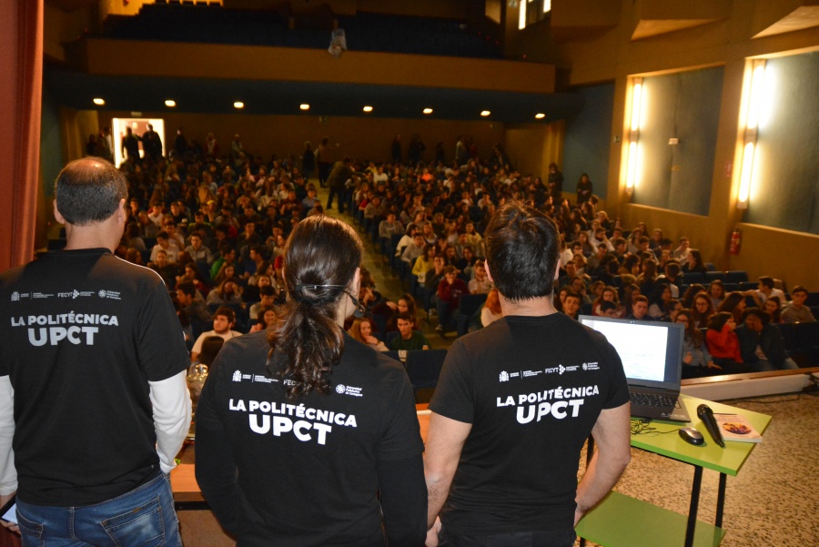 foto: Más de 500 estudiantes de ESO y Bachiller de Carmelitas conocen los gazapos tecnológicos con los UPCT Bloopbusters