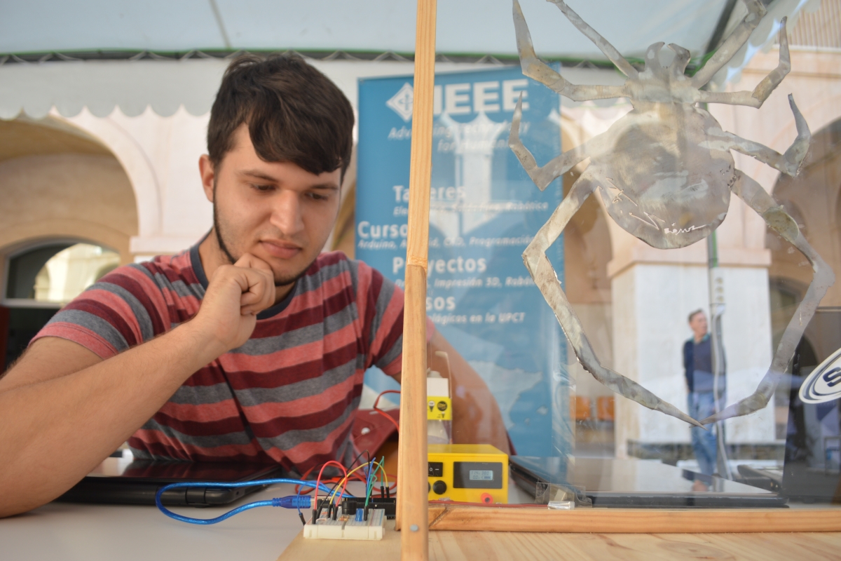 foto: Alumnos de la UPCT muestran circuitos electrónicos que alimentan mascotas, riegan macetas o encienden el horno