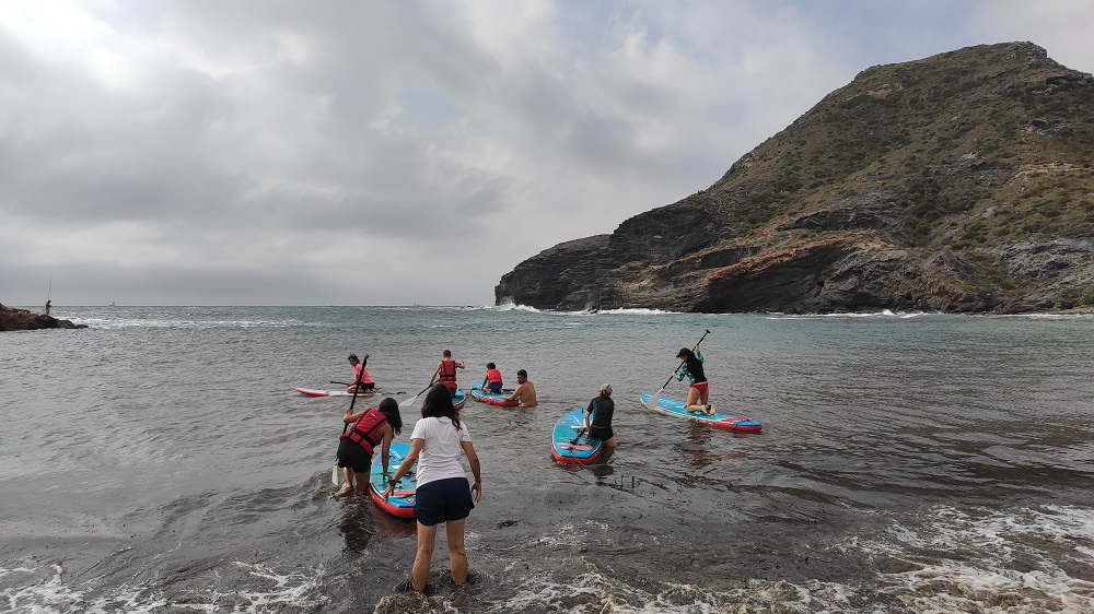 foto: Surfing for Science en Mednight: recogen basura y muestras de microplásticos en Calarreona