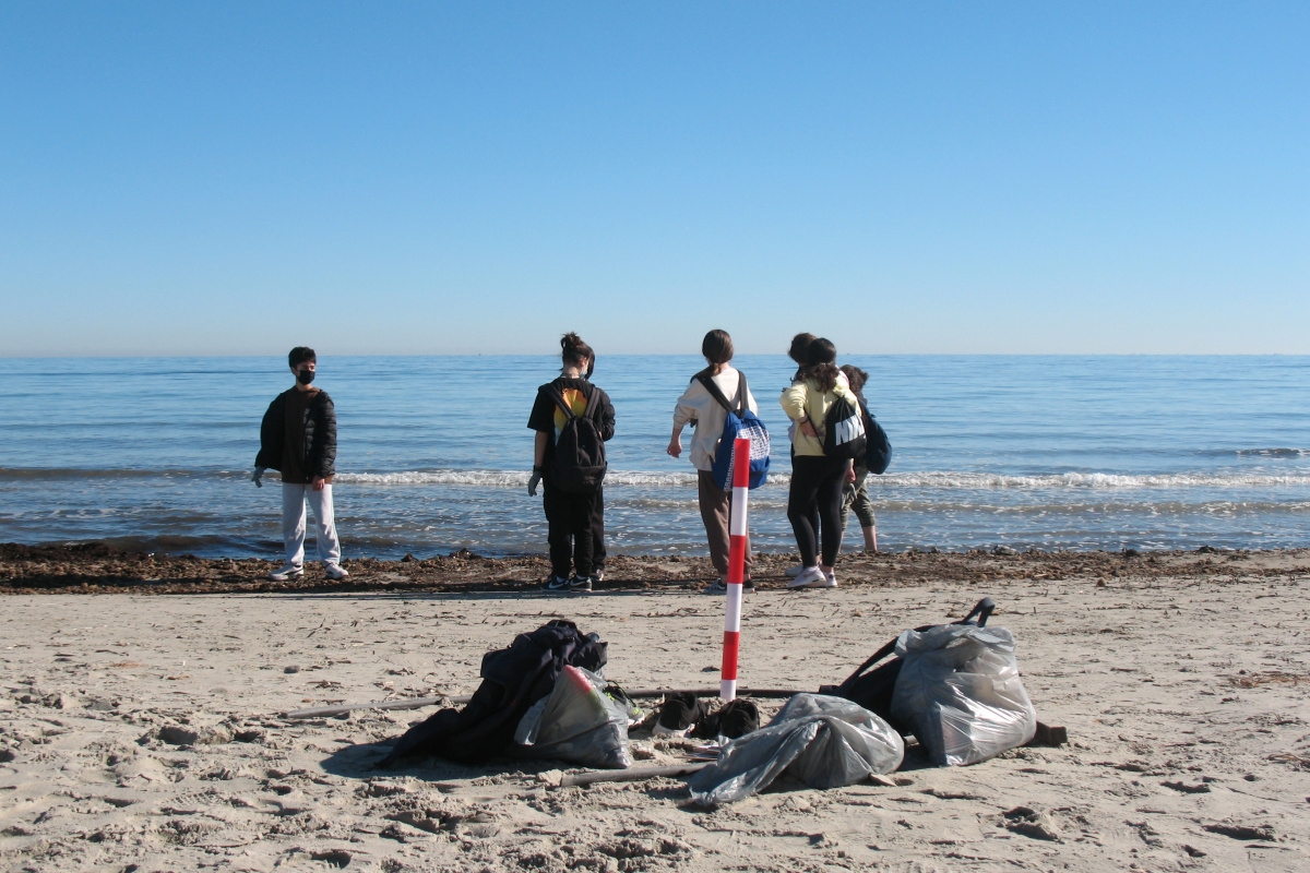 foto: Limpian la playa de Torre Derribada