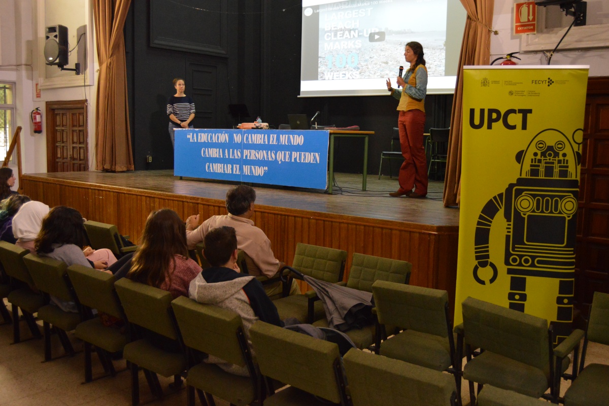 foto: La UPCT conciencia a alumnos de instituto sobre el problema de las basuras marinas