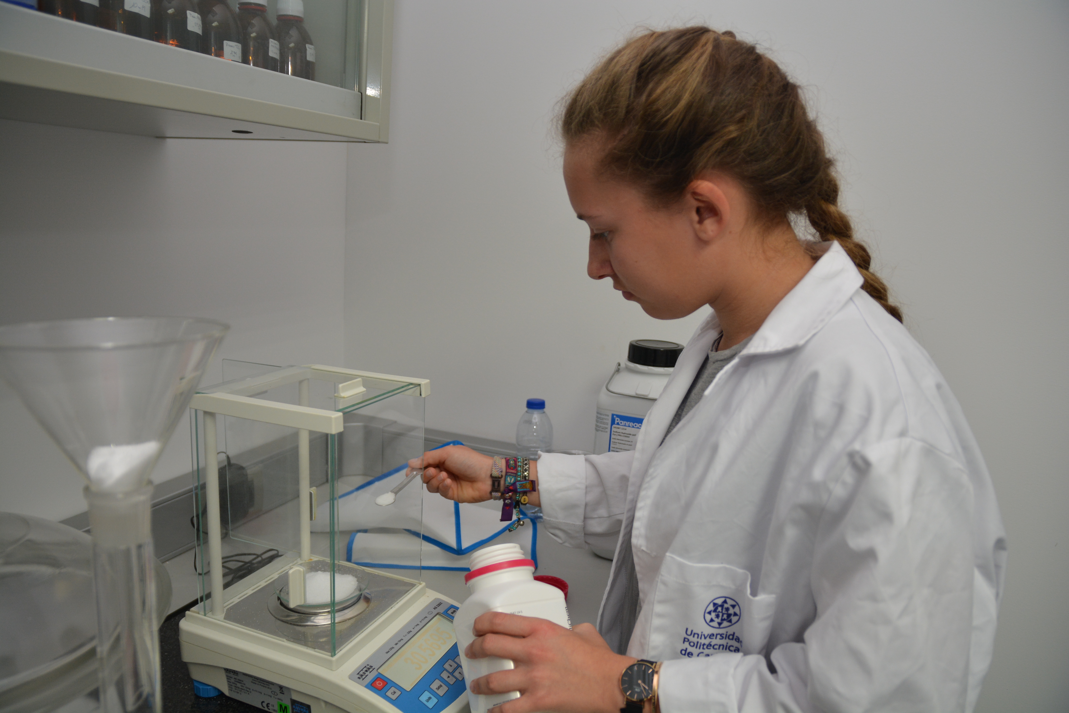 foto: Analizan en los laboratorios de la UPCT microplásticos presentes en playas de la Región