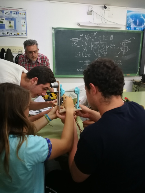 foto: La UPCT conciencia a estudiantes de instituto sobre las basuras marinas y les enseña a reutilizar el plástico