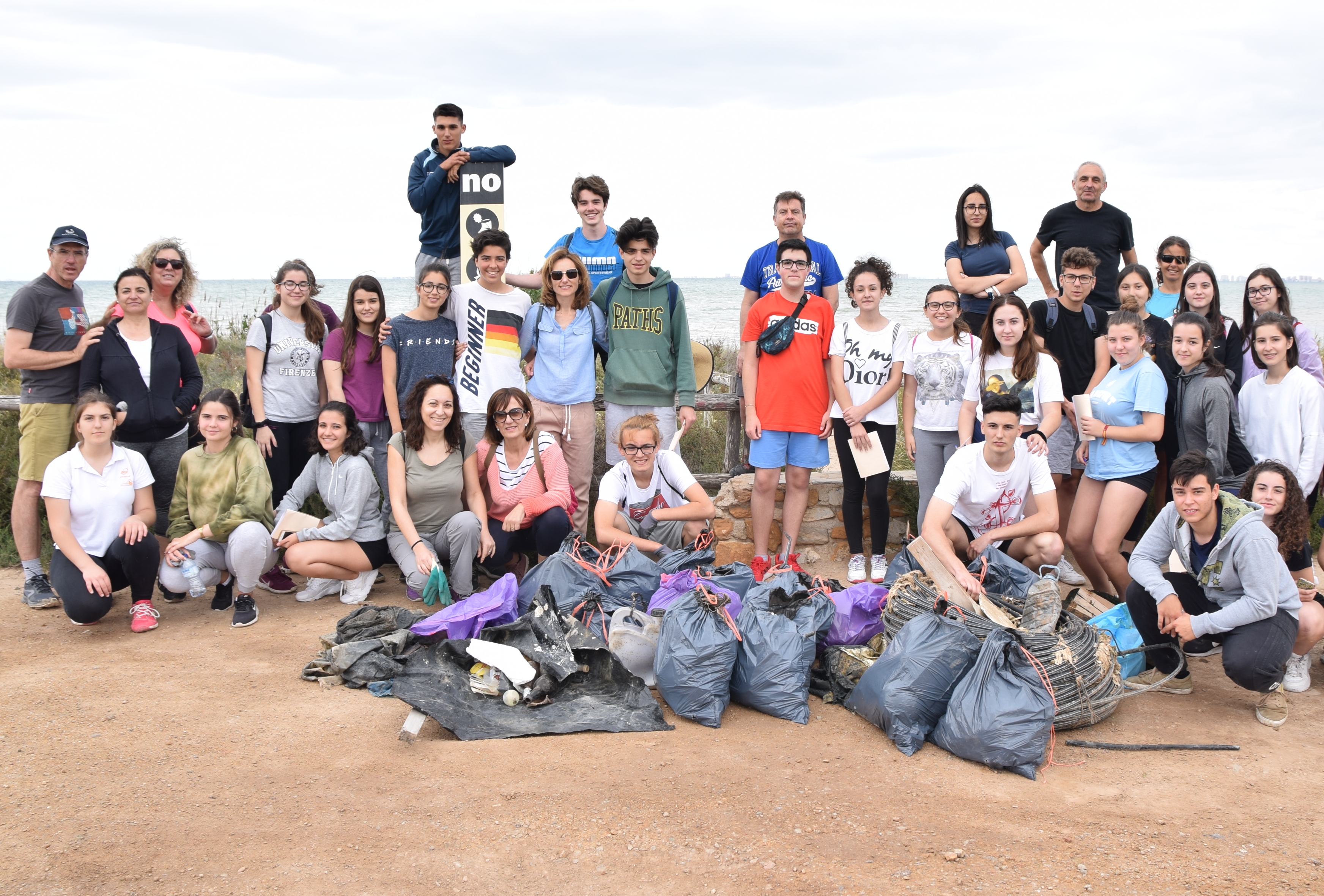 foto: Estudiantes y profesores del instituto Ruiz de Alda de San Javier recogen basura marina en El Carmolí 