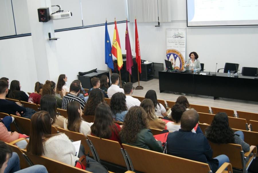 foto: Beatriz Miguel explica el proyecto Quiero ser ingeniera en la Universidad de Murcia