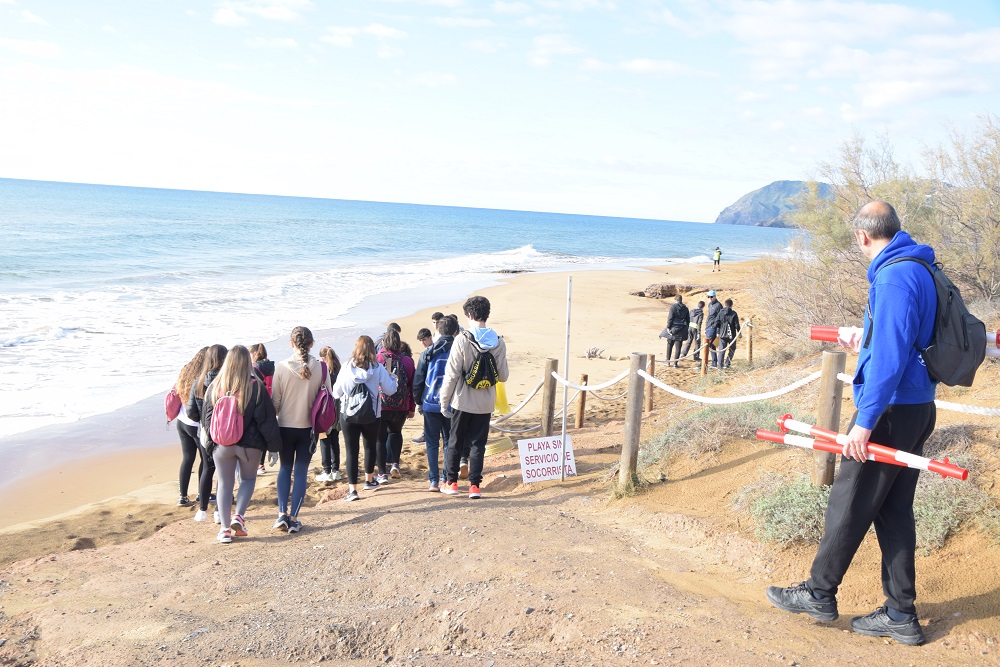 foto: Estudiantes de institutos de San Javier y Cartagena limpian Calblanque para analizar el plástico que llega a las playas