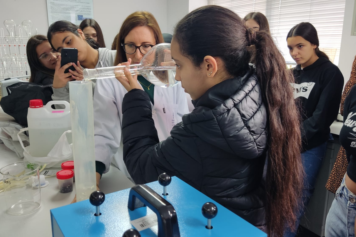 foto: Microplásticos, construcción de estructuras y la dinámica Torre de papel, talleres para las futuras ingenieras