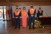 Vicente, Laura y Emeterio reciben sus diplomas tras finalizar sus estudios.